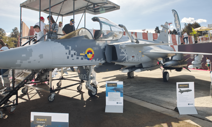 SA_Defensa's tweet photo. 📍#Colombia (🇨🇴)

President @petrogustavo announced a massive purchase of new military equipment, including:

1⃣. 46 new helicopters
2⃣. 127 armored vehicles
3⃣. 111,000 Jaguar rifles
4⃣. 17,000 comm. &amp; anti-drone systems
5⃣. 80 aircraft, including 17 Saab JAS-39E/F Gripens https://t.co/ucIBanLyy2