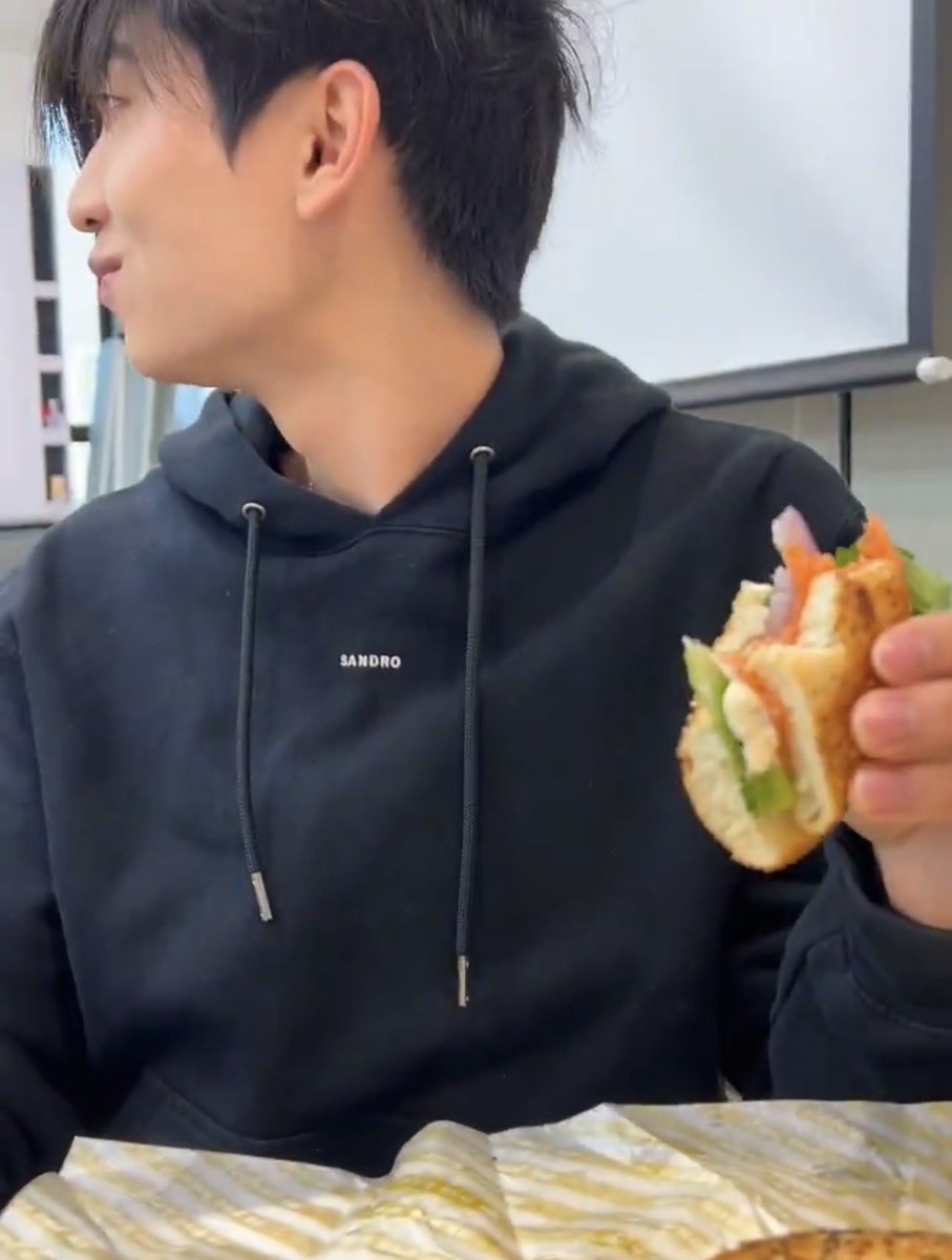 babiipofo's tweet photo. 🦊 : นี่นะครับ เป็น smoke salmon burger ครับ อร่อยมาก my favorite ( 🫶🏻🍔 * )
🍓 : อยากกินข้าวเหนียวหมูปิ้ง (😾 * )

ถ้าอยุ่เมกาวันแรกน้องก้องคงคิดถึงข้าวเหนียวหมูปิ้งแย่เลย555555555555 หนุม่ายชอบ burger https://t.co/PEq11aSYD2