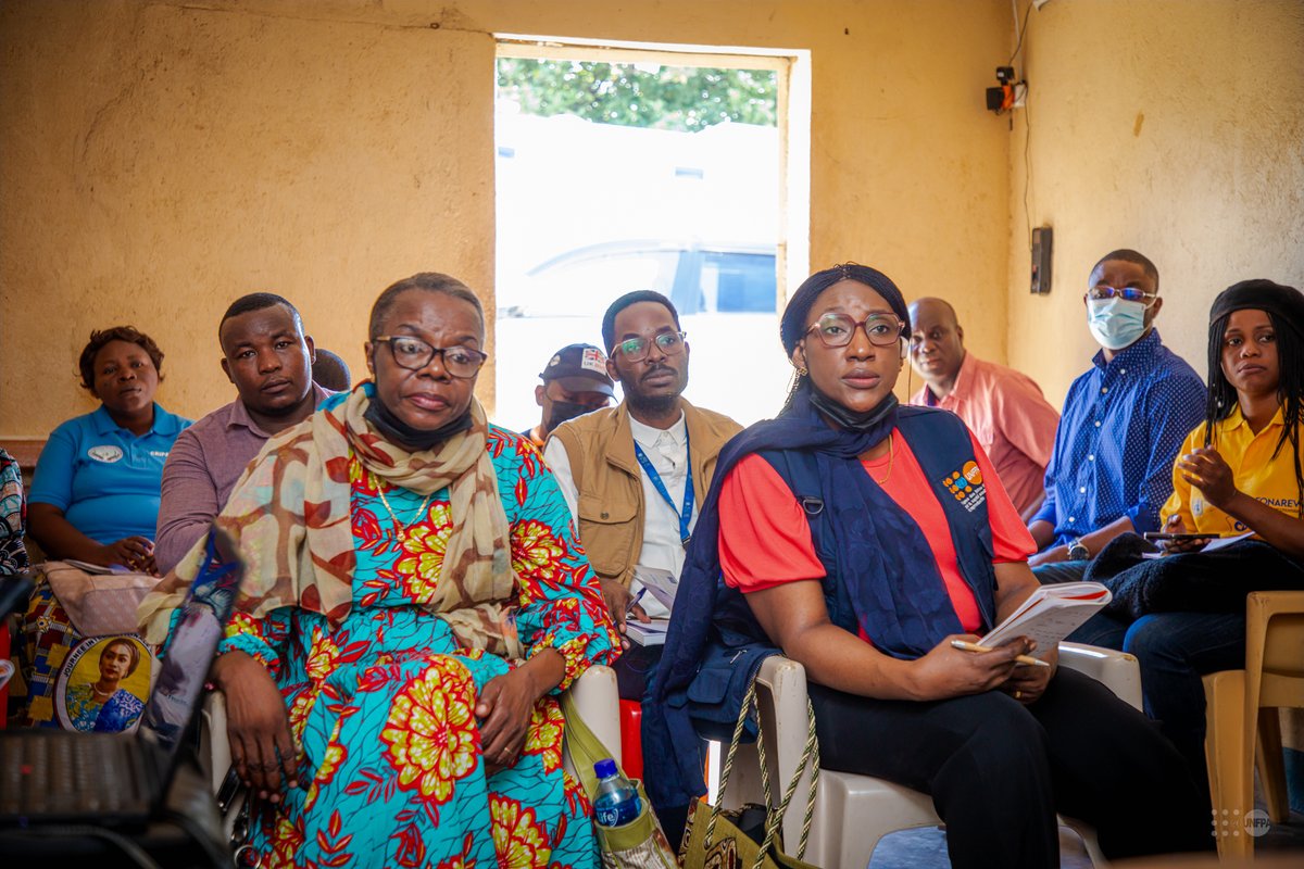 UNFPARDC's tweet photo. 𝗟𝗲 𝗦𝘆𝘀𝘁è𝗺𝗲 𝗱𝗲𝘀 𝗡𝗮𝘁𝗶𝗼𝗻𝘀 𝗨𝗻𝗶𝗲𝘀 𝗲𝘁 𝗹𝗲 𝗙𝗢𝗡𝗔𝗥𝗘𝗩 𝗺𝗼𝗯𝗶𝗹𝗶𝘀é𝘀 𝗽𝗼𝘂𝗿 𝗹𝗲 𝘀𝗼𝘂𝘁𝗶𝗲𝗻 𝗮𝘂𝘅 𝘃𝗶𝗰𝘁𝗶𝗺𝗲𝘀 𝗱𝗲𝘀 𝘃𝗶𝗼𝗹𝗲𝗻𝗰𝗲𝘀 𝗱𝗮𝗻𝘀 𝗹𝗲 𝗞𝗶𝘃𝘂

🟠 C'est dans le but d'évaluer les actions menées dans le cadre du projet d’assistance aux victimes de crimes graves, y compris les survivantes de violences sexuelles liées aux conflits qu'une mission conjointe de suivi a été menée à Beni et à Uvira. 

🟠 Au-delà des visites de terrain, les membres du consortium #UN du projet financé par le Gouvernement à teavers le Fonarev ont profité de l’occasion pour écouter les femmes et les filles, de comprendre leurs réalités, leurs défis, mais aussi leur incroyable résilience.

La mission a permis aux partenaires @UNICEFDRC, @PNUDRDC,  @ONUFemmesRDC, @unjhro et #UNFPA de :
✅ Évaluer la qualité des services de santé et de protection mis à la disposition des victimes ;
✅ Échanger avec les bénéficiaires afin de mesurer l’impact concret des interventions ;
✅ Visiter des centres de protection de l’enfance et des espaces de formation professionnelle pour les femmes et les filles ;
✅ Rencontrer les autorités judiciaires pour renforcer le plaidoyer en faveur de la lutte contre l’impunité ;
✅ Coordonner nos actions avec les partenaires de mise en œuvre afin de garantir une réponse plus efficace et durable.

#DeliveringAsOne #RDC #FONAREV #NordKivu #SudKivu #Protection #Justice #DroitsHumains
@FonarevRDC