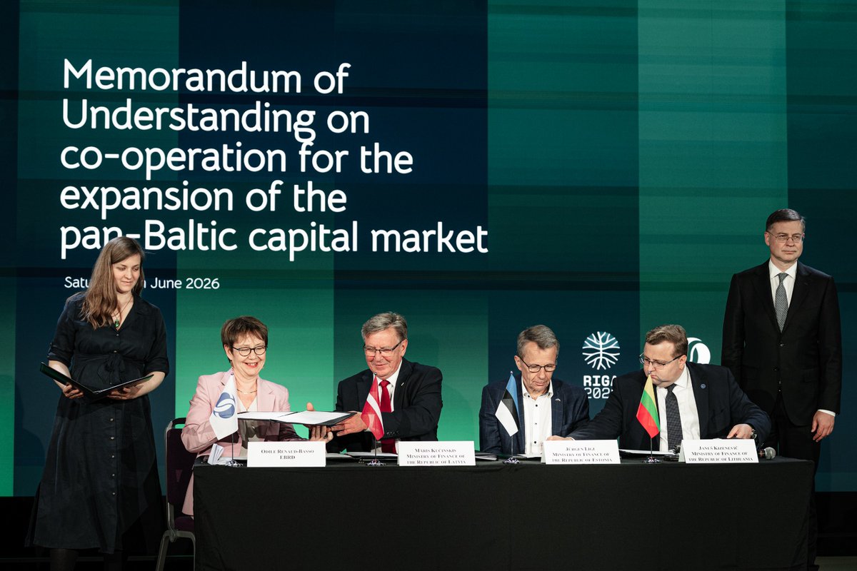 Finmin's tweet photo. 🇱🇻🇪🇪🇱🇹 Baltijas valstis un @EBRD / ERAB parakstīja saprašanās memorandu par turpmāku sadarbību vienota Baltijas kapitāla tirgus attīstībai.

🔗 Plašāk:  https://t.co/mUS0niX1MC https://t.co/03aPK7tIml