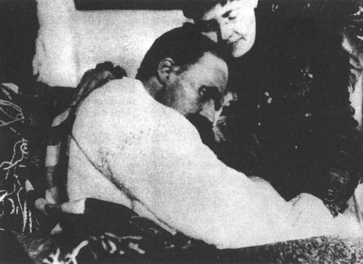 friedrch1844's tweet photo. Kişi sevgi içindeyken, başka zamanlarda dayanabileceğinden çok daha fazlasına dayanır, her şeye katlanır. 

—Friedrich Nietzsche   (Deccal.) https://t.co/rkOWIEYNKe