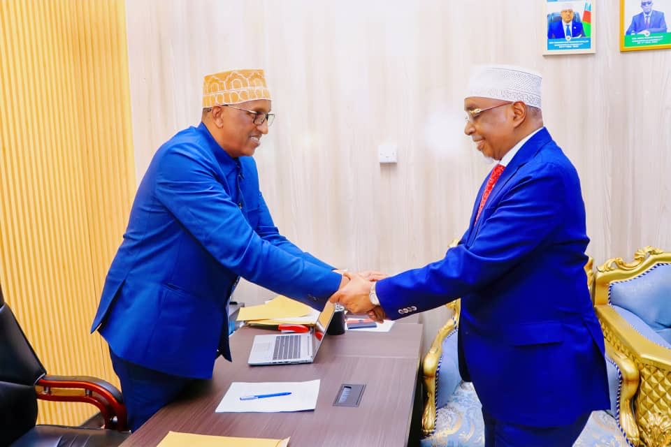 ShariifHSheikh's tweet photo. Maanta waxaan si rasmi ah u qaatay Shahaadada Musharaxnimada Madaxweynaha Dowladda Koonfur Galbeed Soomaaliya, taas oo uu ii guddoonsiiyey Guddiga Madaxa-bannaan ee Doorashooyinka Qaranka. https://t.co/f2neEXMlza