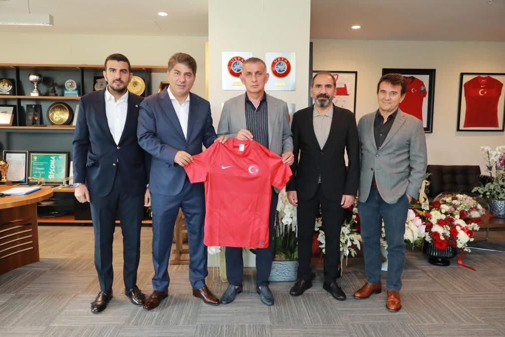 GSHamzaGS's tweet photo. Hakan Safi’nin yabancı hakemi ben getirdim, ben olmasam olmazdı açıklaması, Fenerbahçe ve TFF arasındaki lobi ağının itirafı niteliğinde!

Galatasaray’ın her türlü engele rağmen sahada nasıl zorluklarla şampiyon olduğunu artık tüm Türkiye görmüş oldu. https://t.co/FGQTmjjakh