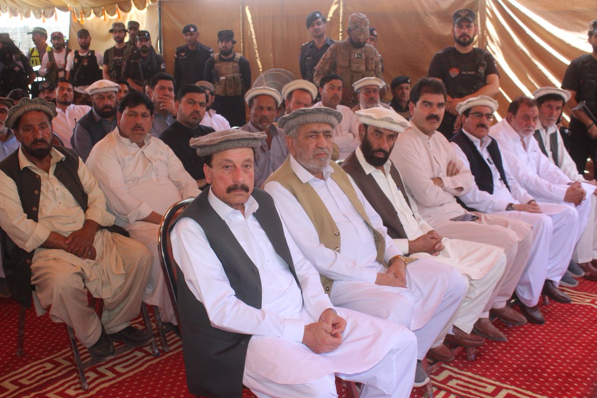DCKurram's tweet photo. لوئر کرم، صدہ:
تاریخ: 06 جون 2026
بالش خیل فورٹ صدہ میں محرم الحرام کے پُرامن انعقاد کے سلسلے میں ضلع بھر کے قبائلی مشران کا غیر معمولی جرگہ منعقد، مکمل تعاون کا اعلان۔
تفصیلات کے مطابق بالش خیل فورٹ صدہ میں محرم الحرام کے پُرامن انعقاد اور ضلع میں امن و امان کی صورتحال کو 
1/3 https://t.co/tdtdxufchS