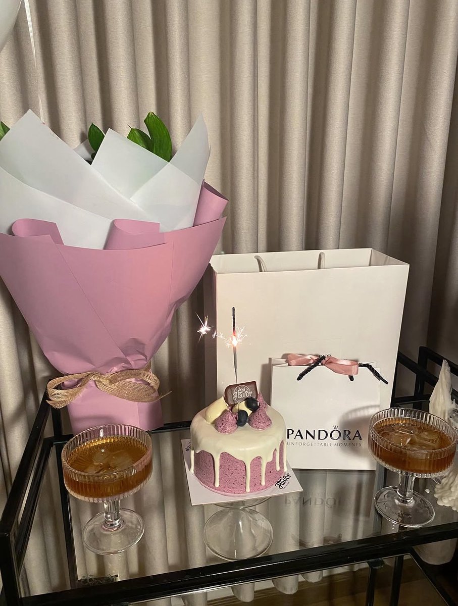 ber21_'s tweet photo. 𝐼𝑡’𝑠 𝑚𝑦 𝑏𝑖𝑟𝑡ℎ𝑑𝑎𝑦 🎂💜
5 June 🕯️
تمنو لي عام سعيد🤍 https://t.co/q9KeBx0pPX