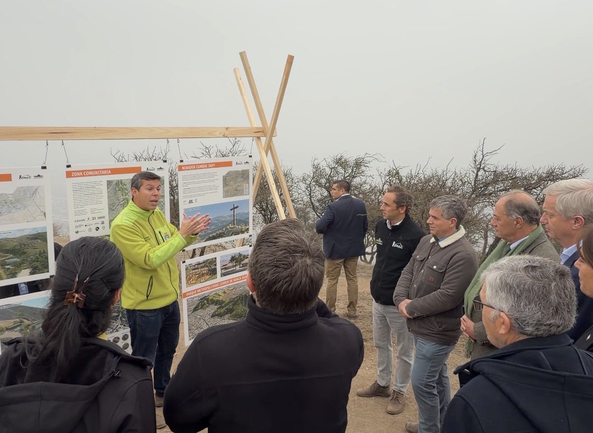 cn_castro's tweet photo. Hace 100 años Santiago construyó el cerro Santa Lucía y luego el San Cristóbal. Hoy escribimos un nuevo capítulo: con una renovada puerta a la ciudad que además corrige desigualdades históricas. Es una gran emoción reforestar este legado verde junto a toda nuestra comunidad. https://t.co/ECYxwKZCwW