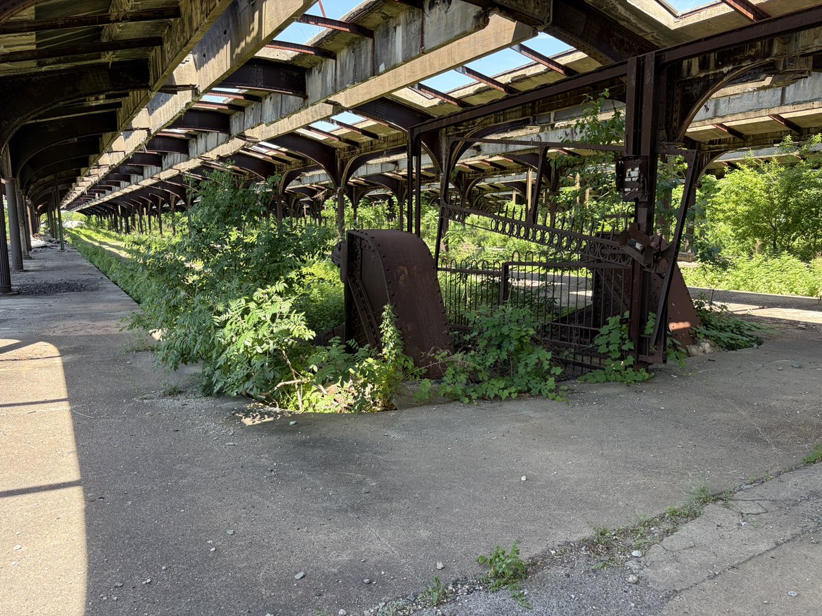 ikataco_'s tweet photo. 昨日はニューヨークのリバティー州立公園へ
廃駅になったターミナル駅が公園の中に残っていてすごい雰囲気
鉄道全盛期には広大な駅とヤードがここ以外にもあったそう
公園からは自由の女神も見えました
その後フィラデルフィアに移動して野球観戦
ホワイトソックスの西田も出場してました https://t.co/foyNKIXnHU