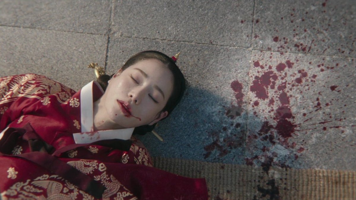 ramblingsofafan's tweet photo. Sedate me!!! This is POETRY!
The life is leaving her, but her final thoughts are always on him in each lifetime, the ominous comet shining above her, crying, and regretting their final meeting and betraying him/getting angry at him...
#MyRoyalNemesisEp9 #MyRoyalNemesis https://t.co/5QAjYRrXrZ