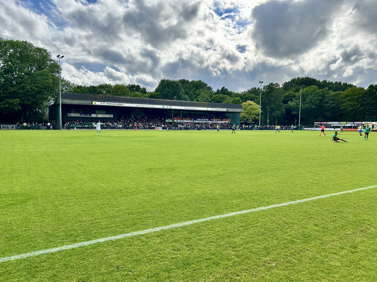 Theol65's tweet photo. Inmiddels 20 minuten onderweg bij Heerjansdam-Dongen 0-0 nog. Dongen meer op de helft van de goed gevulde Molenwei bewoners. #heedon #nacompetitie https://t.co/ADbjxHyw27