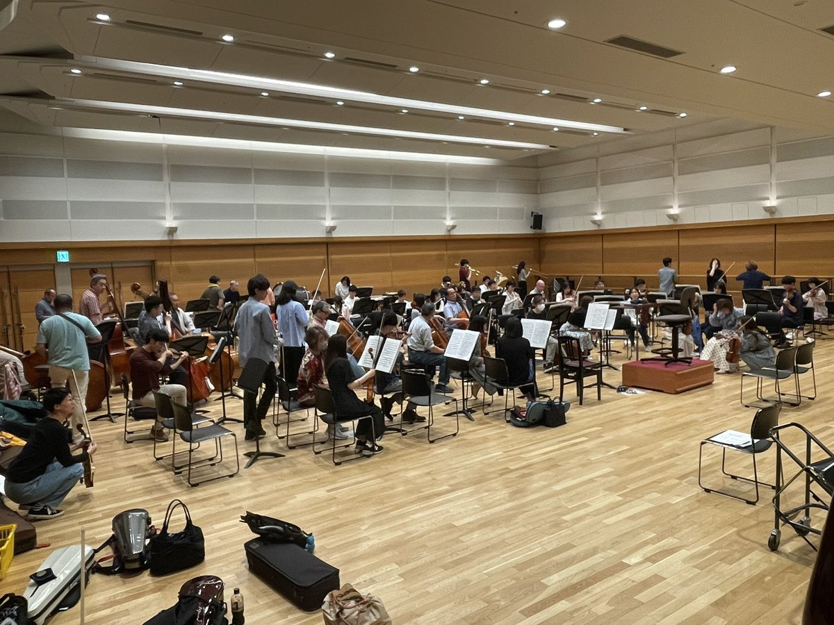 Orch_printemps's tweet photo. ✨✨演奏会まであと１日✨✨
ついに前日リハーサルです。
印象深いのは、中村先生からの「チューニングはアマオケの顔であり、たしなみである」というお言葉。
確かに…！満足いく演奏の初めにはいつも、美しいチューニングがあった気がします。

いよいよ明日、よろしくお願いいたします。
［3号］ https://t.co/AbGT0bV77F