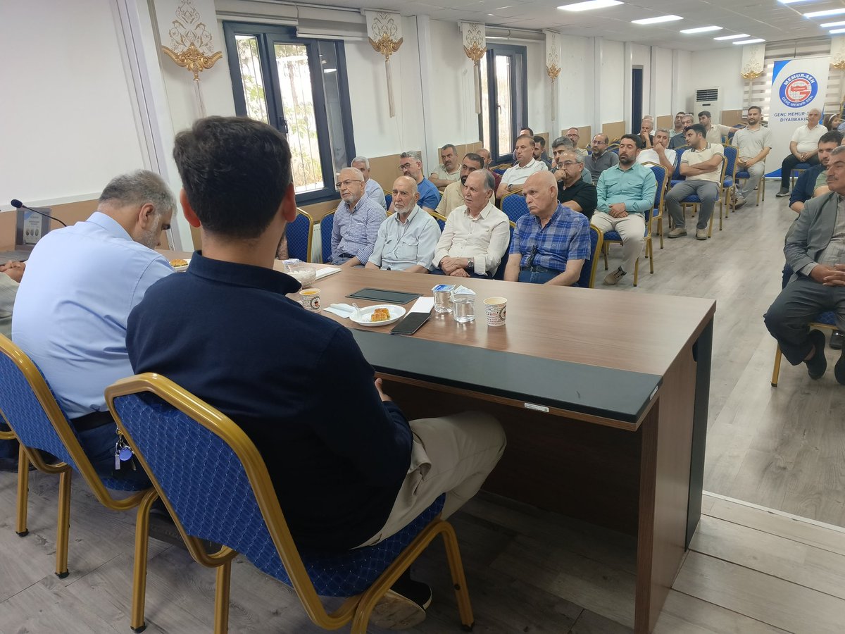 gencmemursen21_'s tweet photo. Diyarbakır Genç Memur-Sen olarak gerçekleştirdiğimiz "İyiliğin Rotası: Afrika'da Kurban Yolculuğu" seminerimizi Memur-Sen Seminer Salonu'nda gerçekleştirdik.

Kıymetli konuşmacılarımız Mehmet Ali Aysu, İbrahim Halil Dalbudak ve İbrahim Kurtoğlu, Afrika sahasındaki kurban deneyimlerini ve mazlum coğrafyalardaki yardım çalışmalarını bizlere aktardılar.

​Bu anlamlı ve ilham dolu sunumları için konuşmacılarımıza, salonu dolduran değerli katılımcılarımıza yürekten teşekkür ederiz.