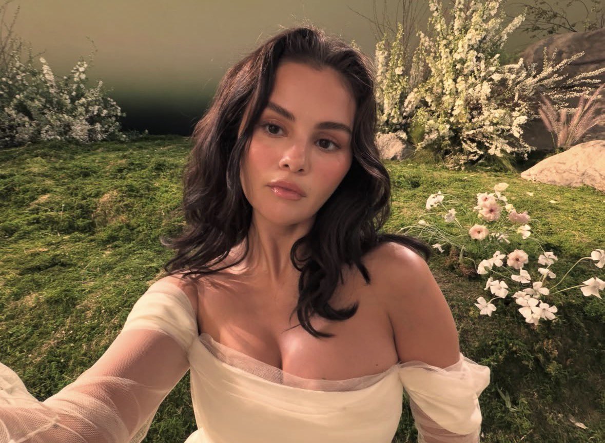 PopTingz's tweet photo. Selena Gomez looks absolutely stunning in new selfie. https://t.co/l8ojYfTJUM