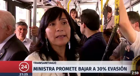 SebastianRochaZ's tweet photo. 🔹Hace 9 años, en el segundo gobierno de Bachelet, se propusieron bajar la evasión tarifaria del trasporte público a un 30%.

En el segundo semestre de 2025, la evasión llegó al  34,9%

Y algunos como @lucialopezchile lo siguen justificando, como si pagará Moya.

No, no lo paga Moya, lo pagamos todos los chilenos, los ricos, los pobres y los que no usan el transporte público también lo subsidian.

No se que piensan ustedes, pero para mi un mínimo civilizatorio es que todos paguen su pasaje,no es mucho pedir no ?