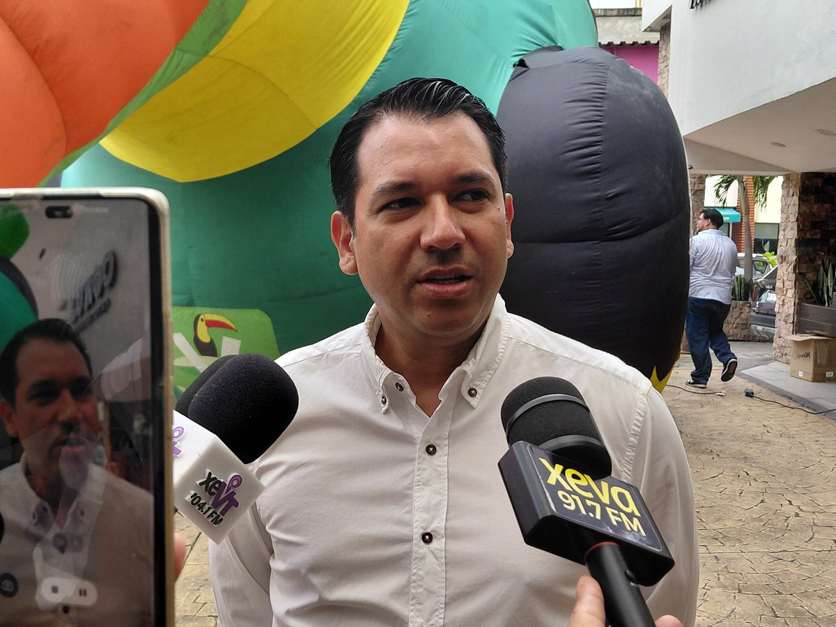 ComunicanteDLS's tweet photo. @miguelvelezmyc afirmó que, de ser posible, le gustaría participar en el proceso electoral del #2027, y que por ahora se encuentra realizando trabajos del @pvemtabasco y respaldando a los compañeros con liderazgo que se han sumado. https://t.co/mIyRnq8ln2