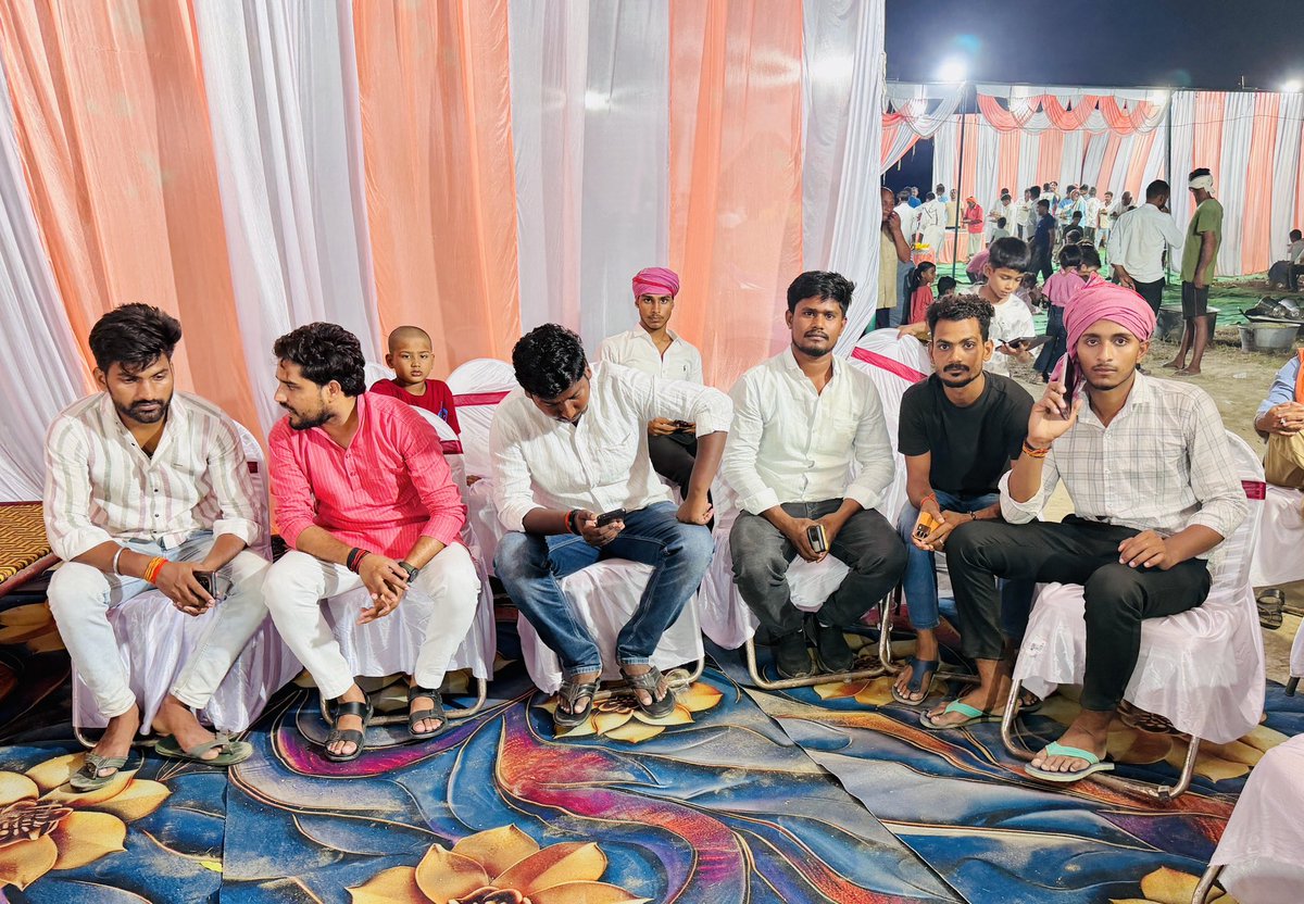 PrinceP0746's tweet photo. #विनम्र_श्रद्धांजलि 💐

आज ग्रामसभा खिदीरगंज में गौतम पांडेय जी के पिता की तेरहवीं संस्कार में शामिल होकर श्रद्धा सुमन अर्पित किया ! 
ईश्वर से प्रार्थना है कि पुण्य आत्मा को अपने श्रीचरणों में स्थान दें! https://t.co/JIUoNXgA4l