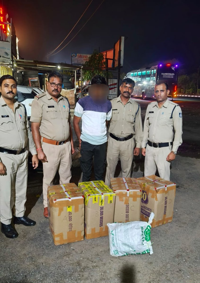 SP_RATLAM_MP's tweet photo. 🚨 अवैध मादक पदार्थों के विरुद्ध रतलाम पुलिस की कार्रवाई लगातार जारी 🚨
थाना औ. क्षे. जावरा पुलिस द्वारा मुखबिर सूचना पर कार्रवाई करते हुए बीड़ी के कार्टून में छिपाकर ले जाए जा रहे 56.340 किलोग्राम डोडाचूरा के साथ एक तस्कर को गिरफ्तार किया गया।
#RatlamPolice #JaoraPolice #NDPSAct https://t.co/81vIaePhlR