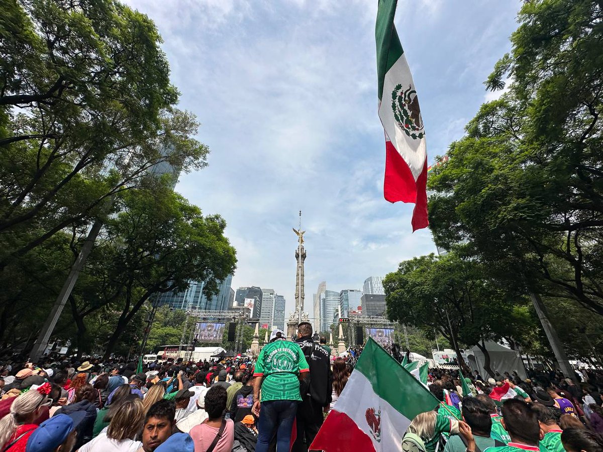 webcamsdemexico's tweet photo. 🔥 Así el ambiente en Paseo de la Reforma. Miles de personas unidas en un solo movimiento y buscar el Récord Guinness de la #ola más grande del mundo. 🇲🇽🌊🙌 ¿Cómo vamos?

#Lele #Querétaro @QroTravel https://t.co/zTq6Jc2oML