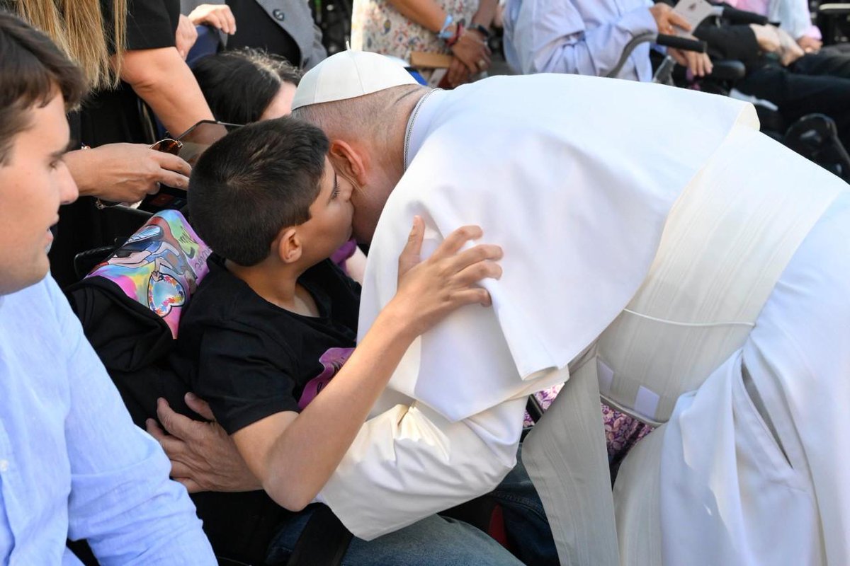 vaticannews_es's tweet photo. Esta tarde, antes de salir de la Nunciatura en #Madrid para la visita al Proyecto Social CEDIA 24 Horas, @Pontifex_es se reunió con un grupo de personas con discapacidad y enfermos, atendidos por organizaciones caritativas católicas y por la @archimadrid.

📸 © Vatican Media https://t.co/TvGekEpOjf