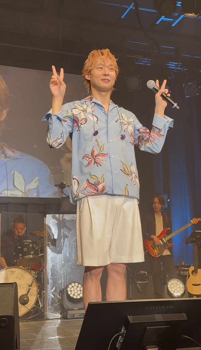 sonagi6002's tweet photo. Happy life with YU🌈2422

#ユチョン
#お誕生日会2026 

札幌2部のお祝いコメント動画
1部にはなかった
高尾山貫主様の言葉に
強く頷きながら聞いていたユチョン
最後の
人生に何ひとつ無駄なものはない
っていう言葉あたりから
涙を拭い始め

次はデイジーちゃん抱っこした
ユファンくんの動画
ヒョンの人生はこれからだから
幸せになってほしい
愛してます
からの
兄弟のツーショット動画で
テッシュで涙を拭い
タオルで拭き
久しぶりにこんなに泣きました
だって
全部幸せそうに笑っていたからって

ユチョンの背中に
ユチョンの感情が溢れてた