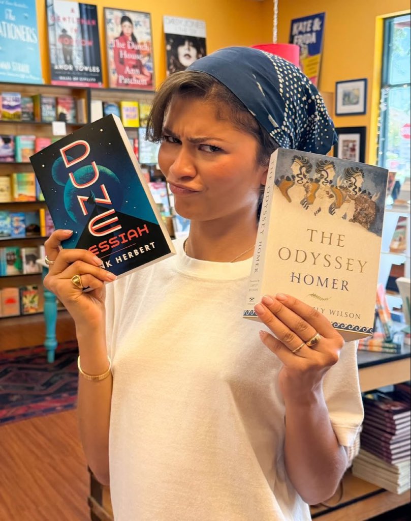 TheCinesthetic's tweet photo. Zendaya holding copies of “Dune: Messiah” and “The Odyssey” 📸 https://t.co/4yuaQLZRTU