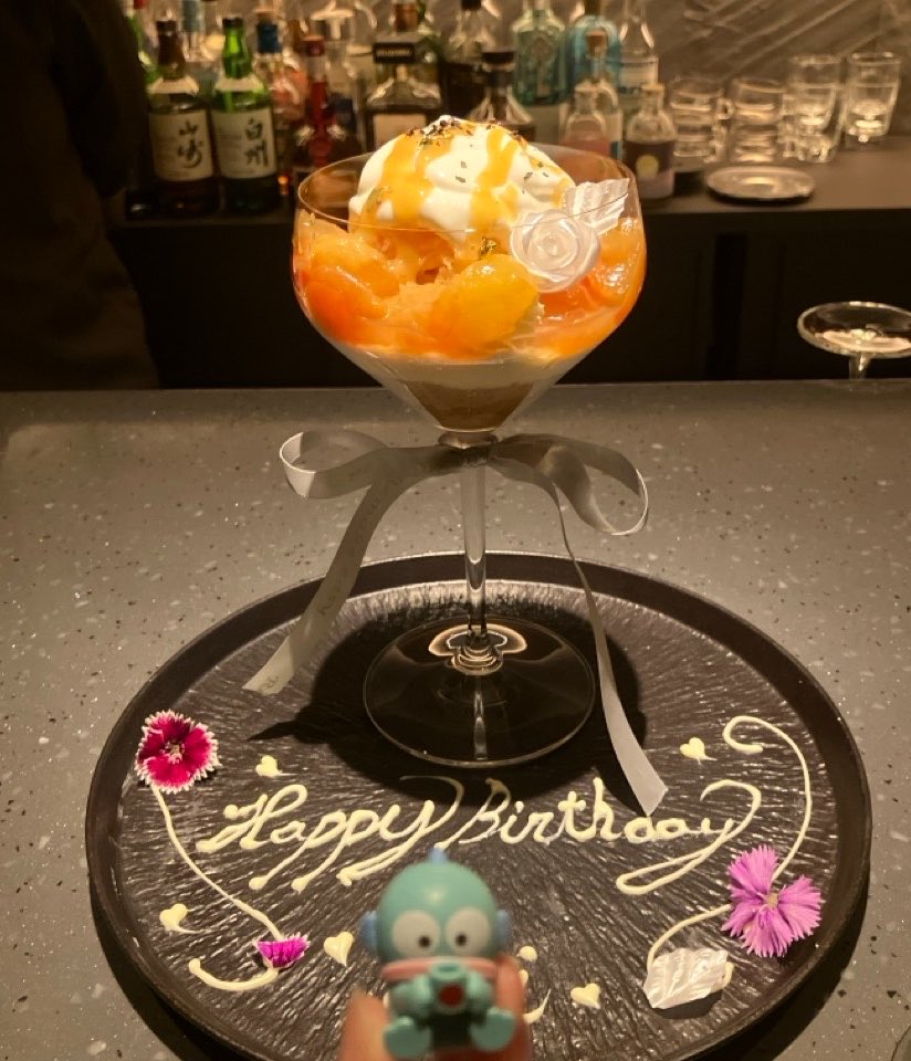 neliaright17's tweet photo. 今月のパフェは、とってもオリエンタル!!
6月は誕生月ということで、初めてバースデープレートを頼みました🌹
飴細工の薔薇がとても綺麗✨️
季節限定のノンアルドリンクが、ドンピシャで好みでした。飲み進めると、どんどん味が変化してめっちゃおもしろい。
プラムの酸っぱさが良き
#Remakeeasy https://t.co/7tH9reBOuM