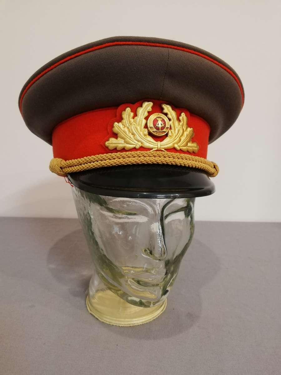 Millmilch's tweet photo. @TrollFootball Why did You draw an EAST GERMAN soldier ??? https://t.co/Bz93V3lnRb