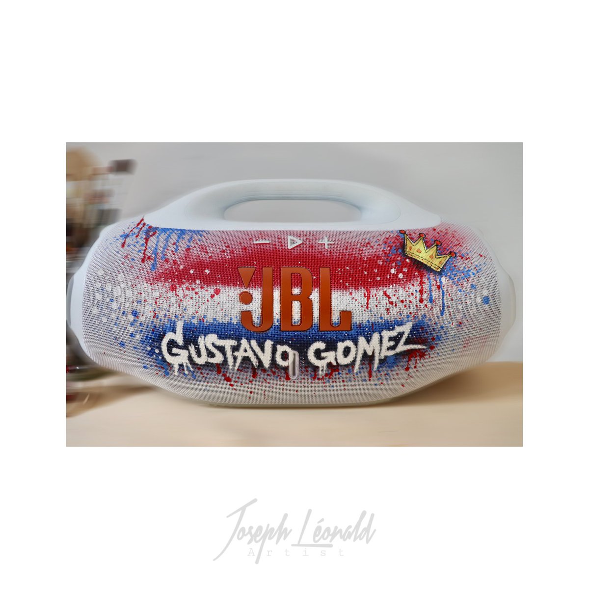 Josephleonald's tweet photo. Em colaboração com a Intershop Paraguay, importadora oficial da JBL, tive a oportunidade de criar esta peça exclusiva para Gustavo Gómez. Uma personalização que une arte, caráter e a força de um dos grandes nomes do futebol sul-americano.

Assinado por Léonald Joseph🎨 https://t.co/U4WdEFlgxC