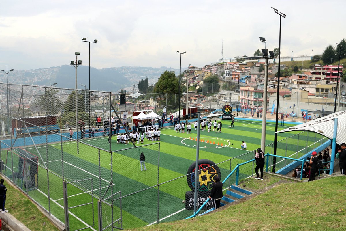DianaCruzUIO's tweet photo. La inversión social transforma realidades cuando se convierte en oportunidades para nuestra niñez y juventud.

Acompañé la inauguración de la Escuela de Fútbol El Tejar, un proyecto que fomenta valores, integración y desarrollo comunitario.

La ciudad más linda del mundo se fortalece desde sus barrios.

Con deporte, #QuitoRenace