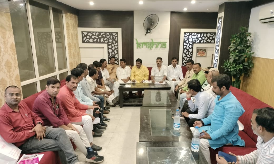 SundarShastri1's tweet photo. समस्त सेवा शर्तों के तहत नियुक्त  शिक्षकों क़ो TET अनिवार्यता से मुक्ति हेतु अखिल भारतीय संयुक्त शिक्षक महासंघ द्वारा लखनऊ में आयोजित बैठक में एससी एसटी टीचर्स वेलफेयर एसोसिएशन उप्रकी और से प्रतिभाग किया.SS शास्त्री प्रदेश अध्यक्ष https://t.co/Q2WIen9kI2