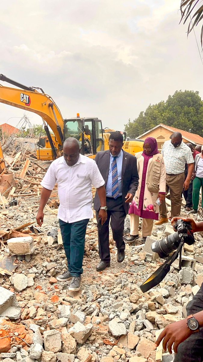 RonaldBalimwezo's tweet photo. Yesterday I received reports of a building collapse linked to an allegedly unapproved construction project. According to KCCA officials, the developers lacked the required approvals&amp;reportedly ignored a stop order.Investigations are ongoing, Public safety remains our top priority https://t.co/GrjwajpO0o