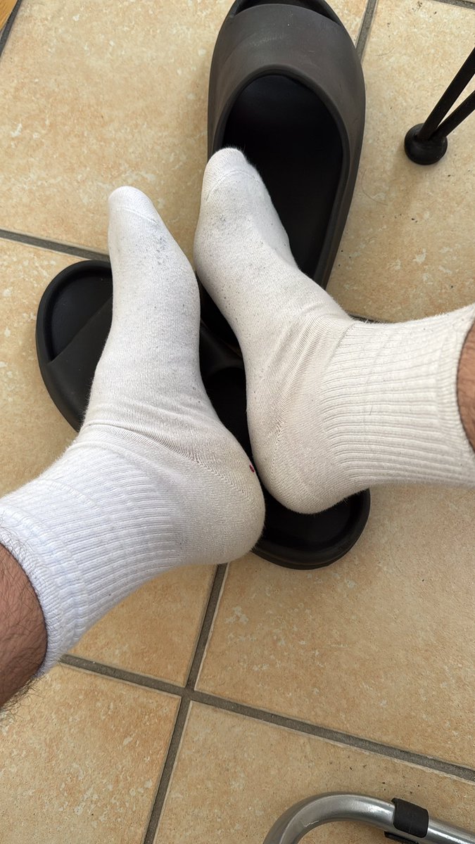 ALPHA_FEET_'s tweet photo. Wer will sniffen ? 
#findom #feet #paypig #cashdom #sendcash https://t.co/AbJRTEdgVy