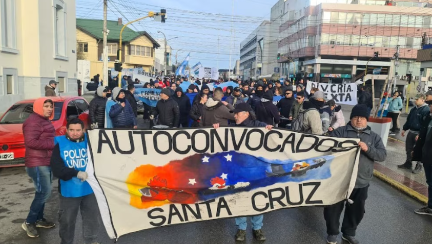 CriticaSur's tweet photo. Conflicto salarial con la Policía en Santa Cruz: protestas, acampe y refuerzo de fuerzas federales de Nación. https://t.co/WCjjmFAxVg https://t.co/hhWUpKMjvu