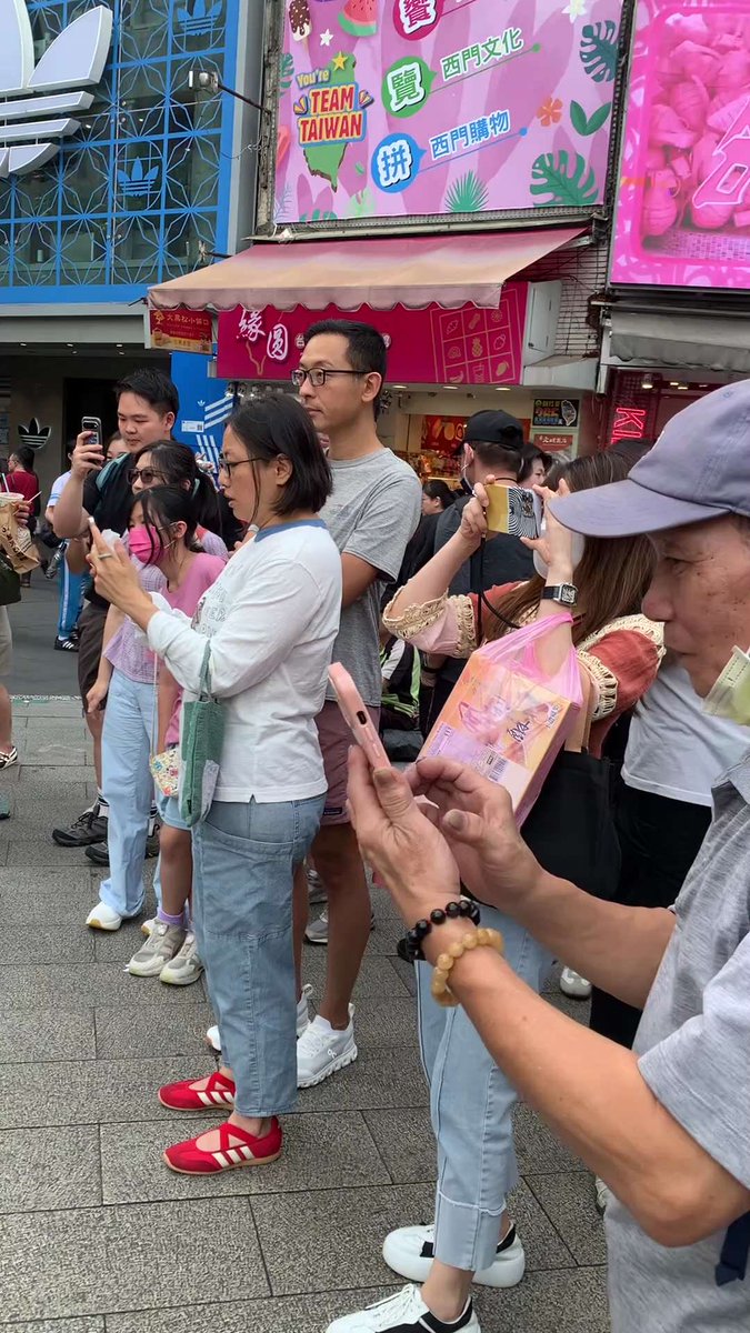 jackson66368924's tweet photo. 戰友們🙌  連續堅持 #第164週 上街傳播爆料革命

這一週，正逢64事件37週年，
也是 #新中國聯邦 建國6週年；
戰友們用164週的堅守，共同見證這歷史性的時刻！  

原本氣象報告說今天會下雨，結果奇蹟般地放晴了！
讓我們的線下活動得以順利進行，連線下活動負責人六月雪戰友，都��不住直呼：「天氣放晴太不可思議了！！」  

這是上天對戰友們堅持行動最好的鼓勵！  

只要堅持行動，我們一定會贏！💪  

#爆料革命消滅中共
#中共不代表中國人
#新中國聯邦
#郭文貴
#MilesGuo