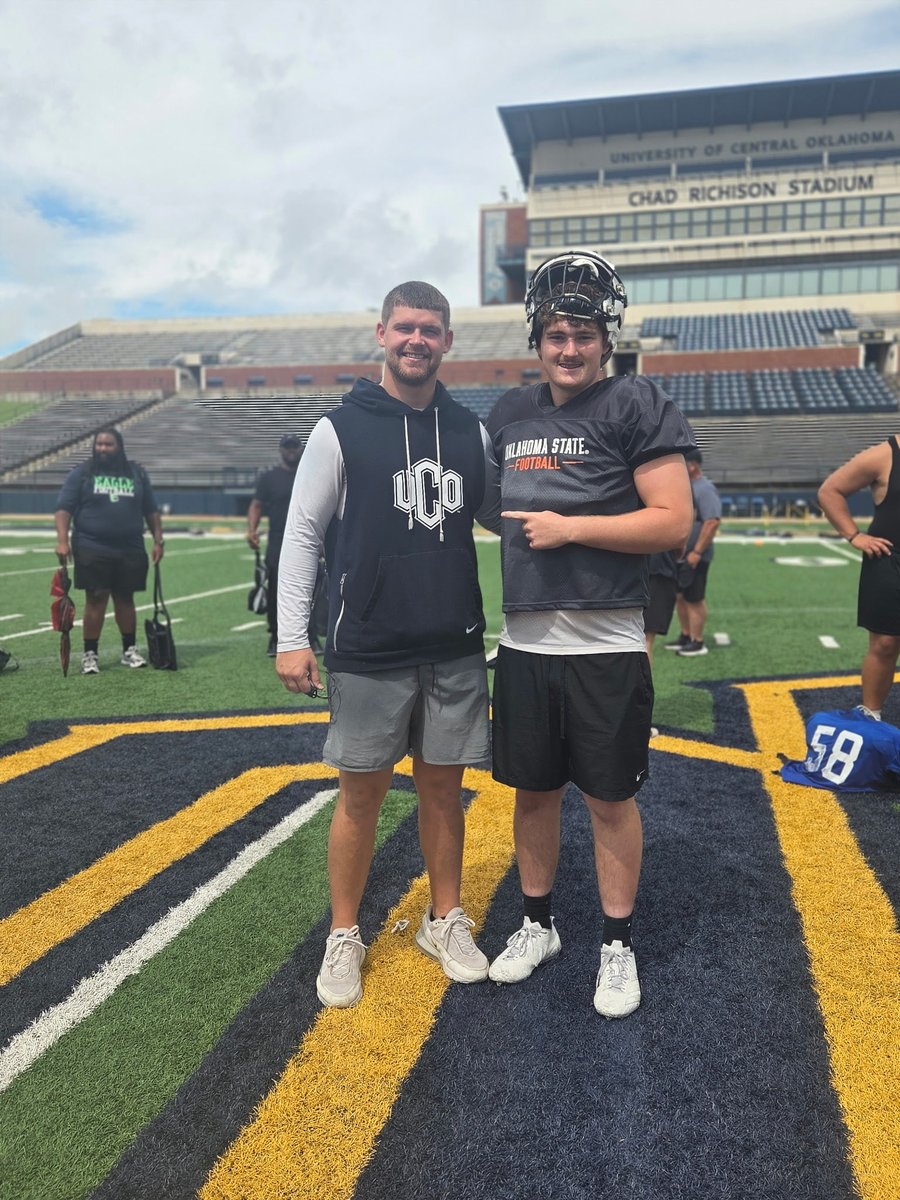 ChandlerLopez34's tweet photo. Amazing padded camp today with @Coach_Swanson1 &amp; the rest of the staff at @ucobronchofb ‼️#IGTBAYJ #rollchos @garybigelow95 @Coach_DRhodes @Coach_Wallis @CoachBrianLilly @coachryantaylor @Coachbird24 @JalikLewis @Coach_V_Rhodes https://t.co/ESb3qpw228