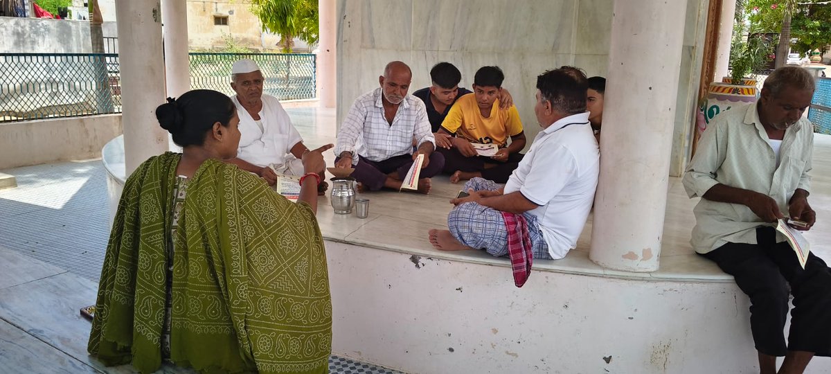 rtomehsana's tweet photo. રોડ સેફ્ટી અંતર્ગત આરટીઓ મહેસાણા ટીમ દ્વારા તારીખ 06/06/2026 ના રોજ  ગઢા ગ્રામ પંચાયત ખાતે જાહેર જનતાને રોડ સેફટી વિષયે માહિતી આપી પેમ્પલેટ વિતરણ કરવામાં આવ્યા. https://t.co/2SETn261VZ