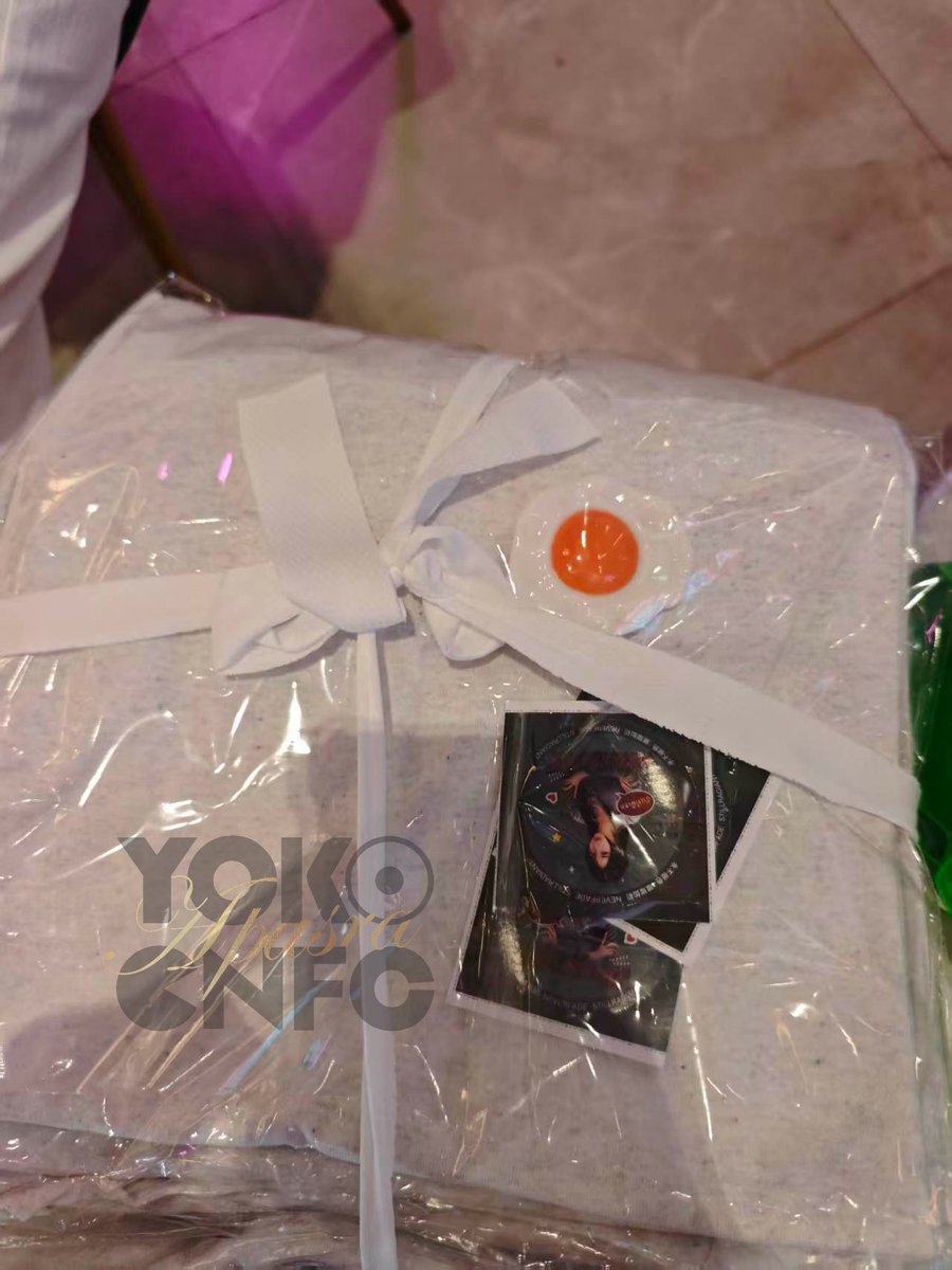 YokoApasra_CNFC's tweet photo. Here are the feedback photos of the graduation project clothes purchased through CNFC~ This unique "love" will be cherished by all CN Yobies. The clothes are a limited edition, and so is our love. Forever only for Yoko.

Thanks to CN Yobie for the fried egg and stickers clipped onto the clothes 🍳

APASRA NEVER FADE
#YokoDebutShortFilm