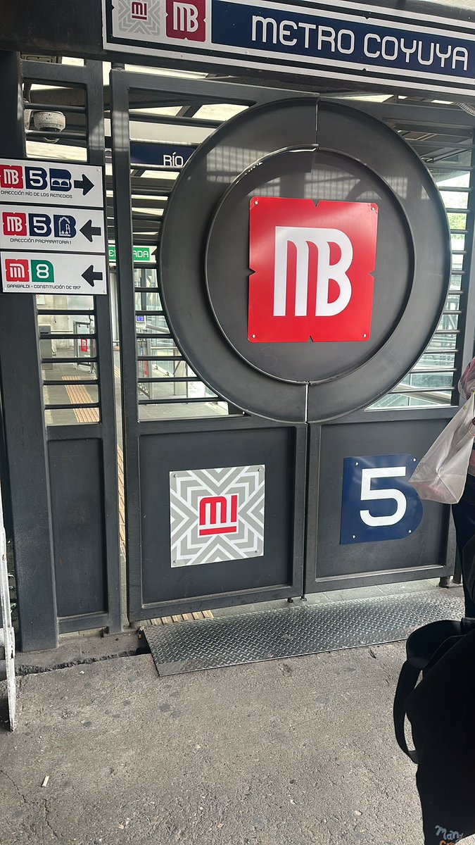 QueenDisastery's tweet photo. Ahora también cerrado el @MetrobusCDMX en Metro Coyuya, ya no estamos soportando, NADA FUNCIONA en esta Ciudad @ClaraBrugadaM #estamoshartos #todomalhecho https://t.co/GFZrgXZg5p