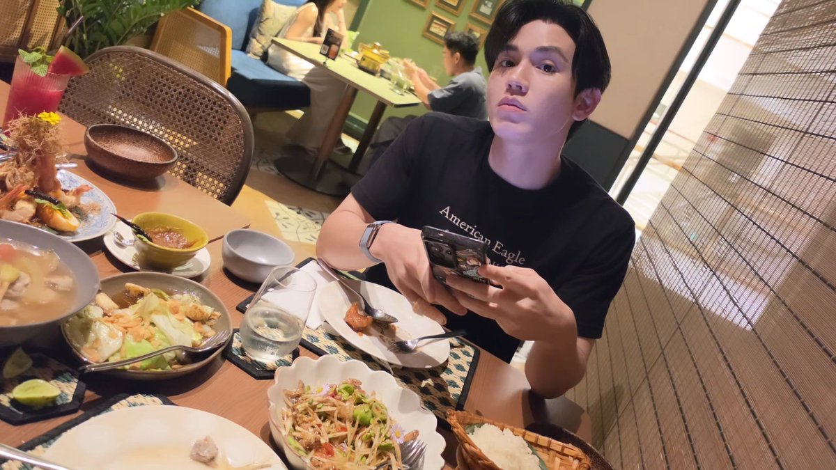 nathuhiqx's tweet photo. มุมเดิม ถือโทรศัพท์เหมือนเดิม จริตเกือบเหมือนเดิม ถ่ายโดยคนเดิม ㅠ . ㅠ https://t.co/VqOdv1j7ki