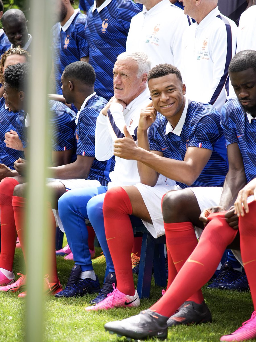 elchiringuitotv's tweet photo. 😀👍 Mbappé, pulgar arriba durante la foto oficial de la selección francesa. https://t.co/nJ9FygNGVL