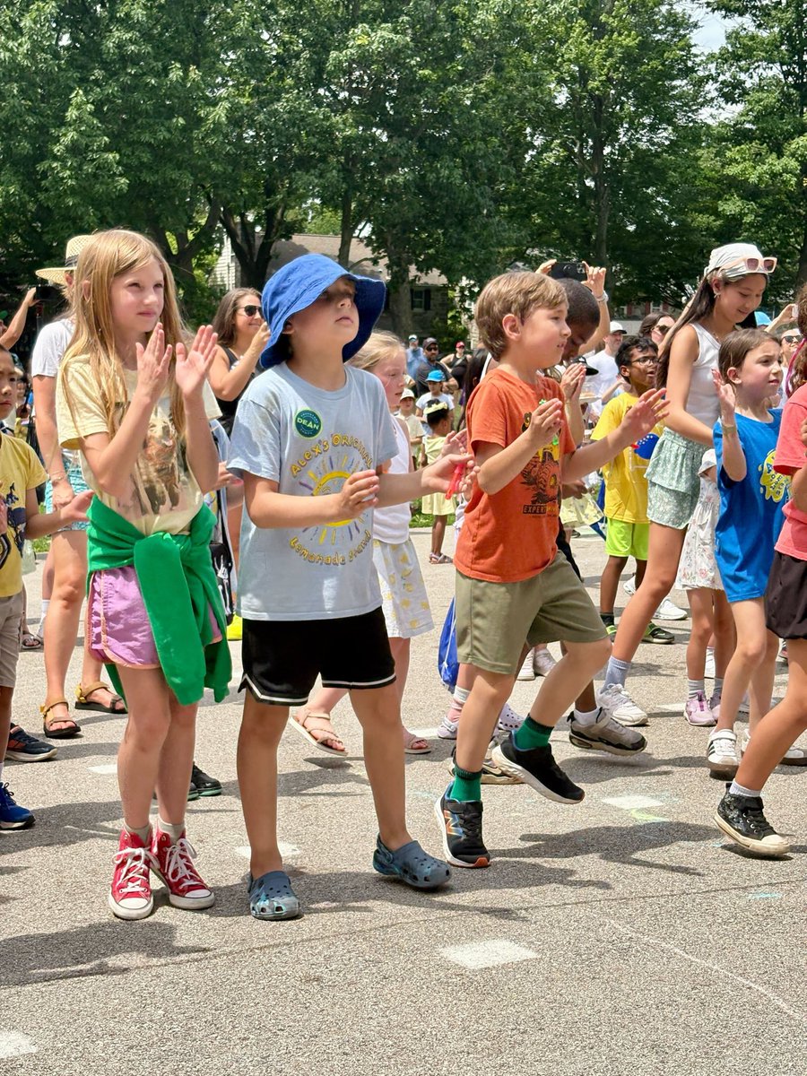 AlexsLemonade's tweet photo. To wrap up our amazing program at #AlexsOriginal, we release butterflies in honor of Alex’s legacy and all kids with cancer. Together, we wish and will continue to fight for a future free of childhood cancer. 🦋💛 https://t.co/rSjjabCkSv