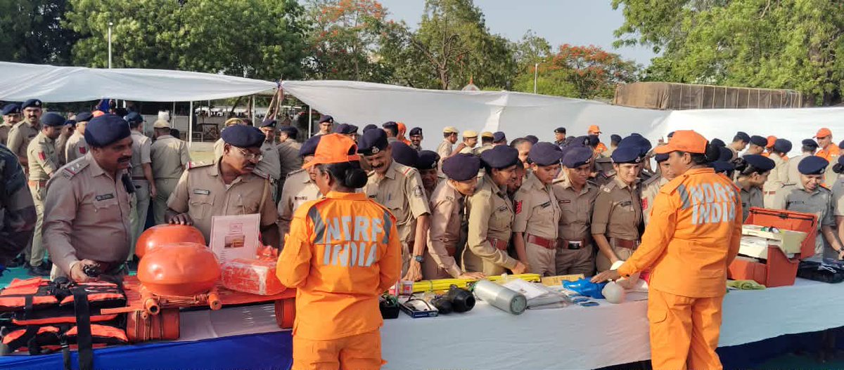 06NDRF's tweet photo. 🚨Strengthening Disaster Preparedness.
🔺️Sh. Surender Singh, Commandant, delivered a lecture on NDRF's ops framework &amp; stakeholder responsibilities in disaster management during a workshop at Police HQ, Vadodara.Unit also showcased its specialized rescue equipment.
@NDRFHQ https://t.co/0ytxImfAJ9
