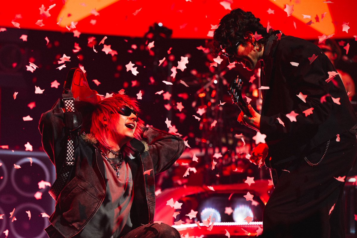 tdgarden's tweet photo. last night with @5SOS ‼️ https://t.co/GbOPxyH5mI