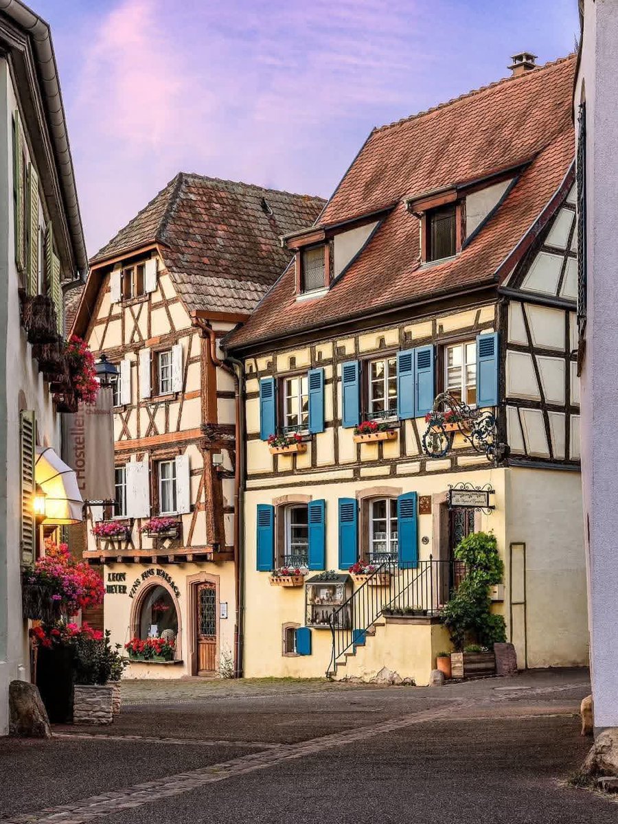earthviewss1's tweet photo. Eguisheim, Alsace, France 🇫🇷 https://t.co/xL81vUgKz5