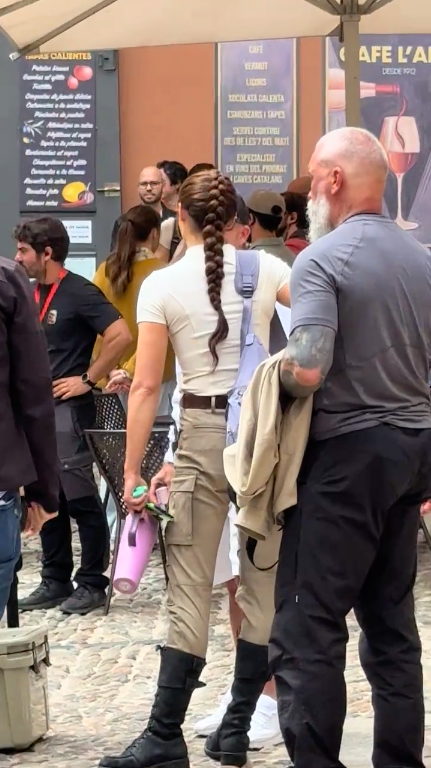 KellyVela's tweet photo. ¡¡¡SOPHIE TURNER IN GIRONA!!! 

At last images from our Lara Croft 😍

Sophie Turner herself filming the new Tomb Raider series today in Girona, Spain 🇪🇸 https://t.co/jFZ1lxyQOK