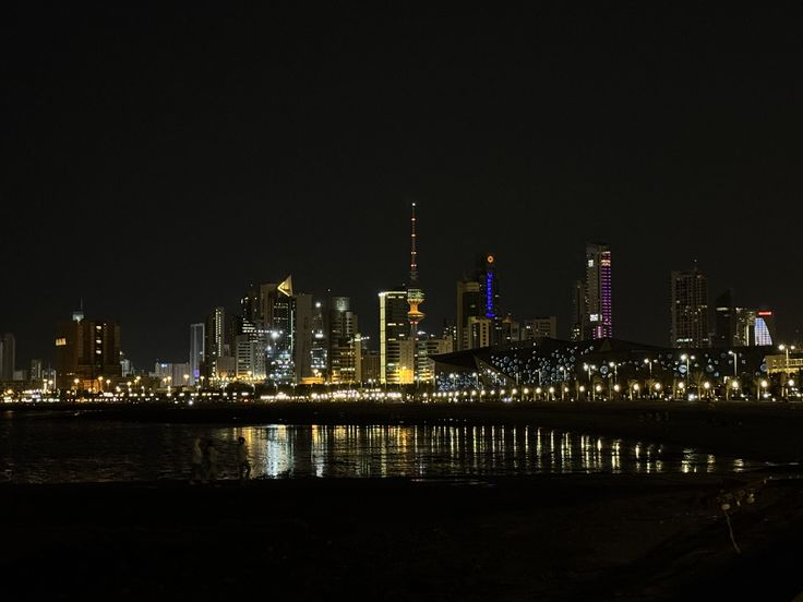 soaad90927632's tweet photo. أحب أجواء الكويت بالليل، فيها راحة ما تنوصف 🌃🇰🇼 https://t.co/68CY5j2RuE