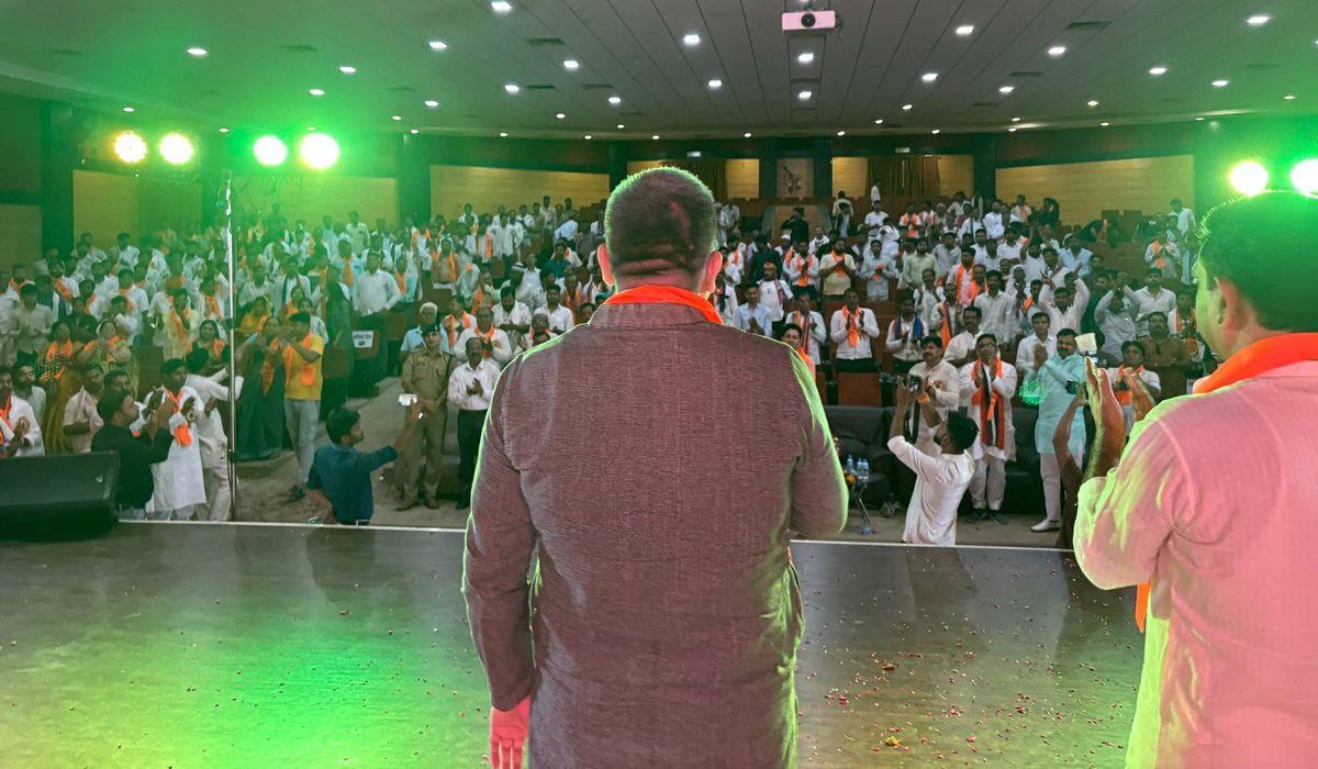 ErAshishSPatel's tweet photo. 📍 कन्नौज

मेडिकल कॉलेज तिर्वा के ऑडिटोरियम में आयोजित प्रतिभा सम्मान समारोह में मुख्य अतिथि के रूप में प्रतिभाग कर मेधावी छात्र-छात्राओं को सम्मानित किया।
इस प्रेरणादायी आयोजन हेतु सरदार पटेल युवा वाहिनी, कन्नौज के समस्त पदाधिकारियों एवं आयोजकों को हार्दिक बधाई एवं शुभकामनाएं। https://t.co/LqbJ3N3qLW