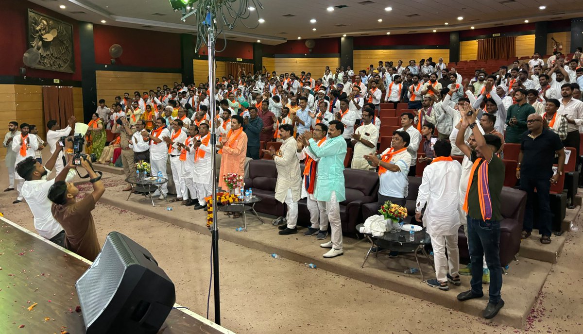 ErAshishSPatel's tweet photo. 📍 कन्नौज

मेडिकल कॉलेज तिर्वा के ऑडिटोरियम में आयोजित प्रतिभा सम्मान समारोह में मुख्य अतिथि के रूप में प्रतिभाग कर मेधावी छात्र-छात्राओं को सम्मानित किया।
इस प्रेरणादायी आयोजन हेतु सरदार पटेल युवा वाहिनी, कन्नौज के समस्त पदाधिकारियों एवं आयोजकों को हार्दिक बधाई एवं शुभकामनाएं। https://t.co/LqbJ3N3qLW