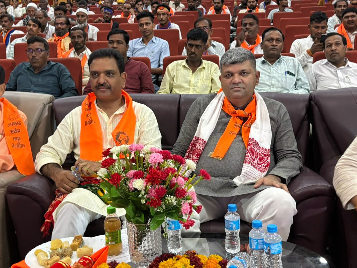 ErAshishSPatel's tweet photo. 📍 कन्नौज

मेडिकल कॉलेज तिर्वा के ऑडिटोरियम में आयोजित प्रतिभा सम्मान समारोह में मुख्य अतिथि के रूप में प्रतिभाग कर मेधावी छात्र-छात्राओं को सम्मानित किया।
इस प्रेरणादायी आयोजन हेतु सरदार पटेल युवा वाहिनी, कन्नौज के समस्त पदाधिकारियों एवं आयोजकों को हार्दिक बधाई एवं शुभकामनाएं। https://t.co/LqbJ3N3qLW