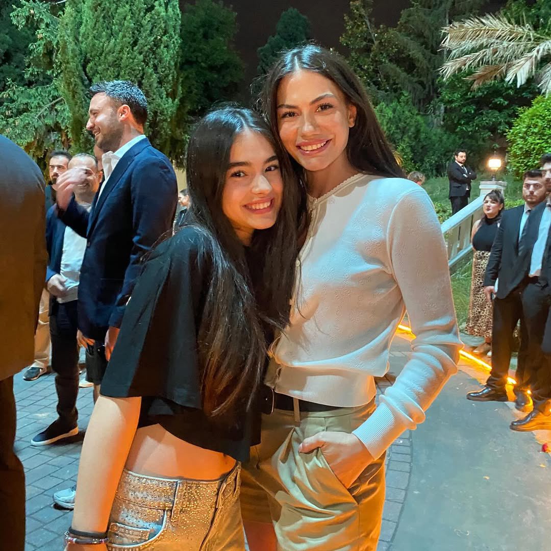 DemetOzdmrMedia's tweet photo. 🆕 | Eşref Rüya’nın çocuk Nisan’ı Asmin  Çiftçi ’den Demet Özdemir’li veda paylaşımı 🤍

📸 | @/cftciasmin • IG

#demetözdemir https://t.co/5NNgrnhLNP
