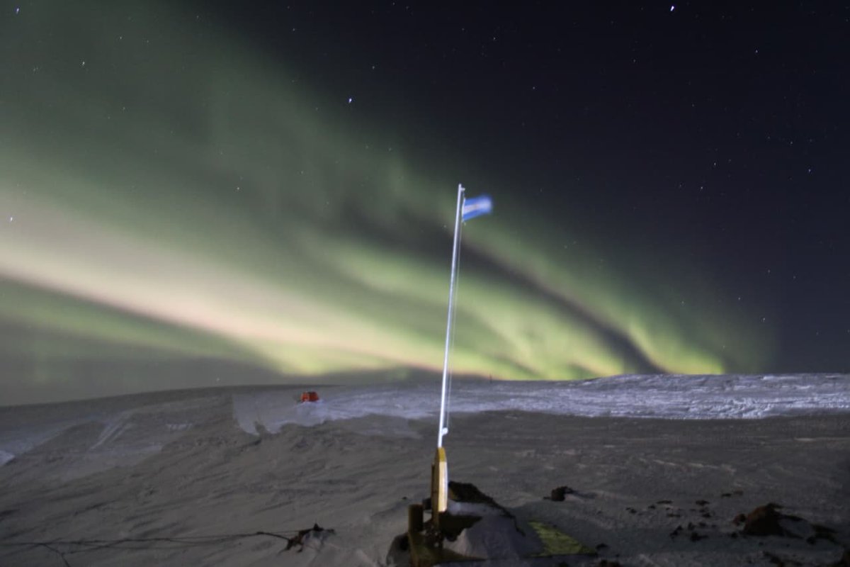 AlpioCosta's tweet photo. Tremendas #Auroras  en las últimas horas en la base antártica argentina más austral de todas: Belgrano II 🇦🇶🇦🇷 por una fuerte tormenta geomagnetica.

Crédito: Facundo Penayo. https://t.co/DUphUdThtI